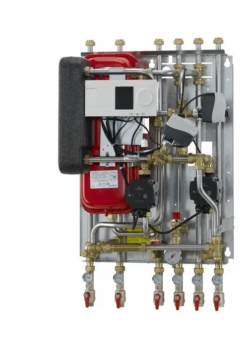 Danfoss Hausstation mit mehreren Ventilen, Druckmanometern und einem Sicherungsbehälter. Digitales Steuergerät im oberen Bereich zur Regelung der Heizungsfunktion.
